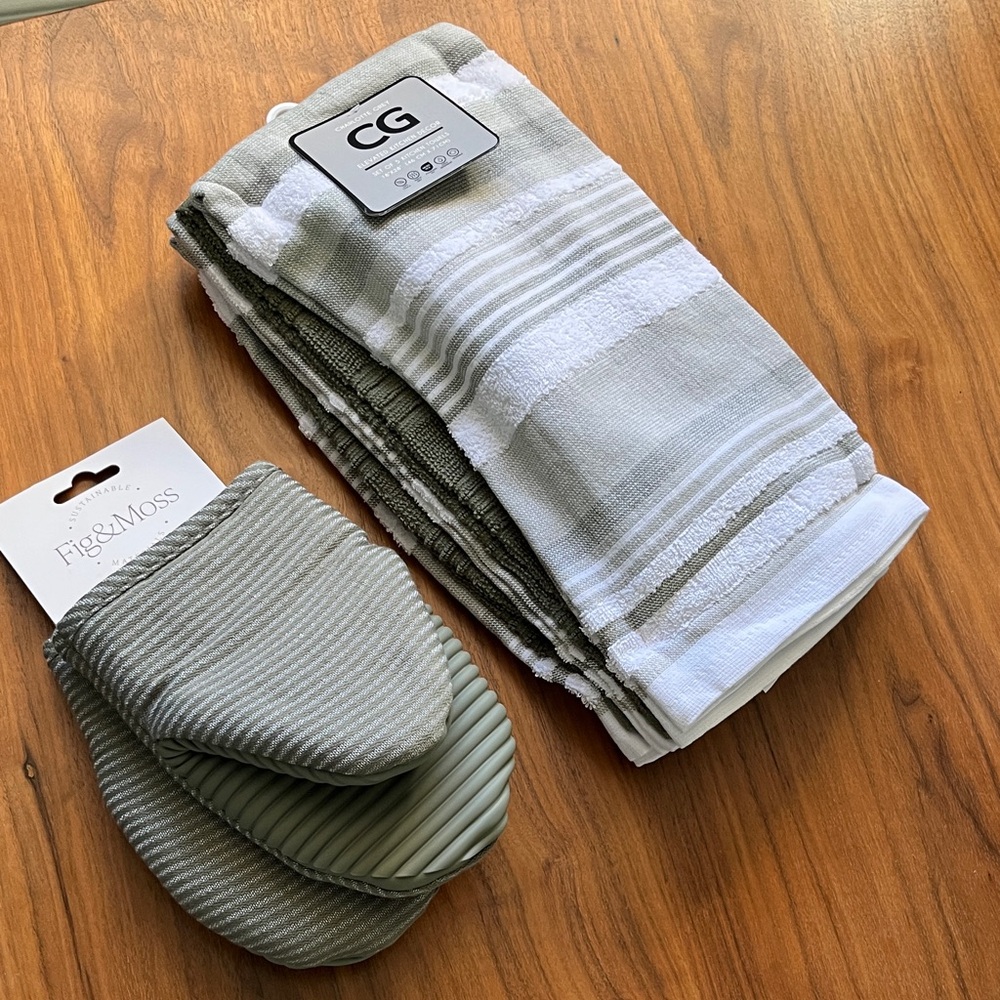 Green Silicone Oven Mitts and Kitchen Towels